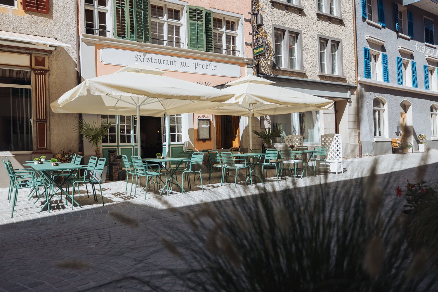 Sommerterrasse mit Sonnenschirmen