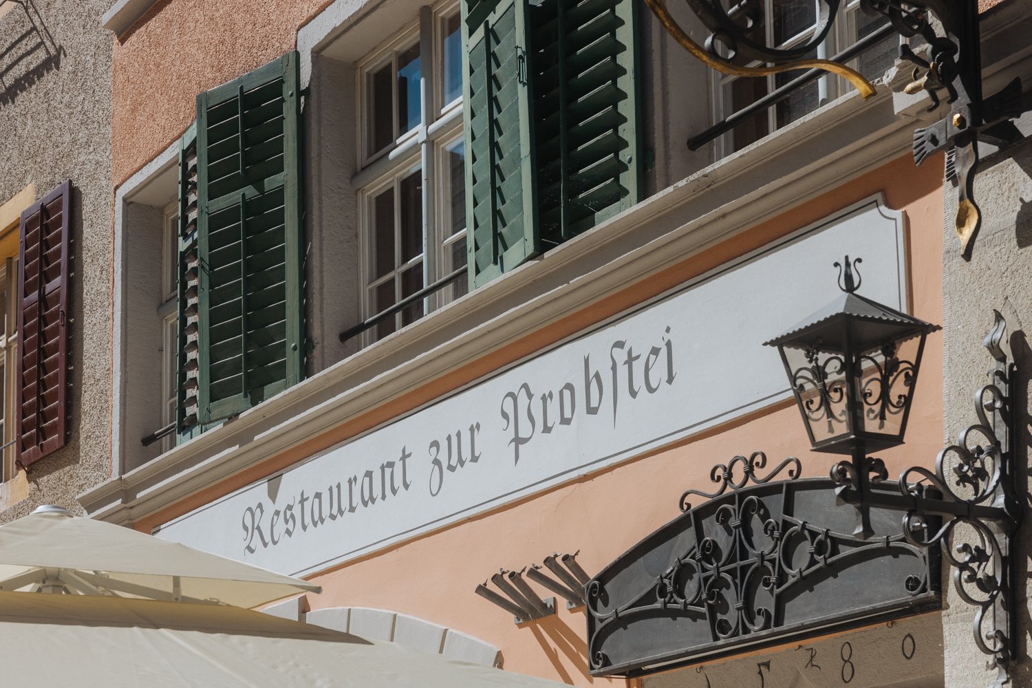 Historischer Schriftzug & Wandlaterne
