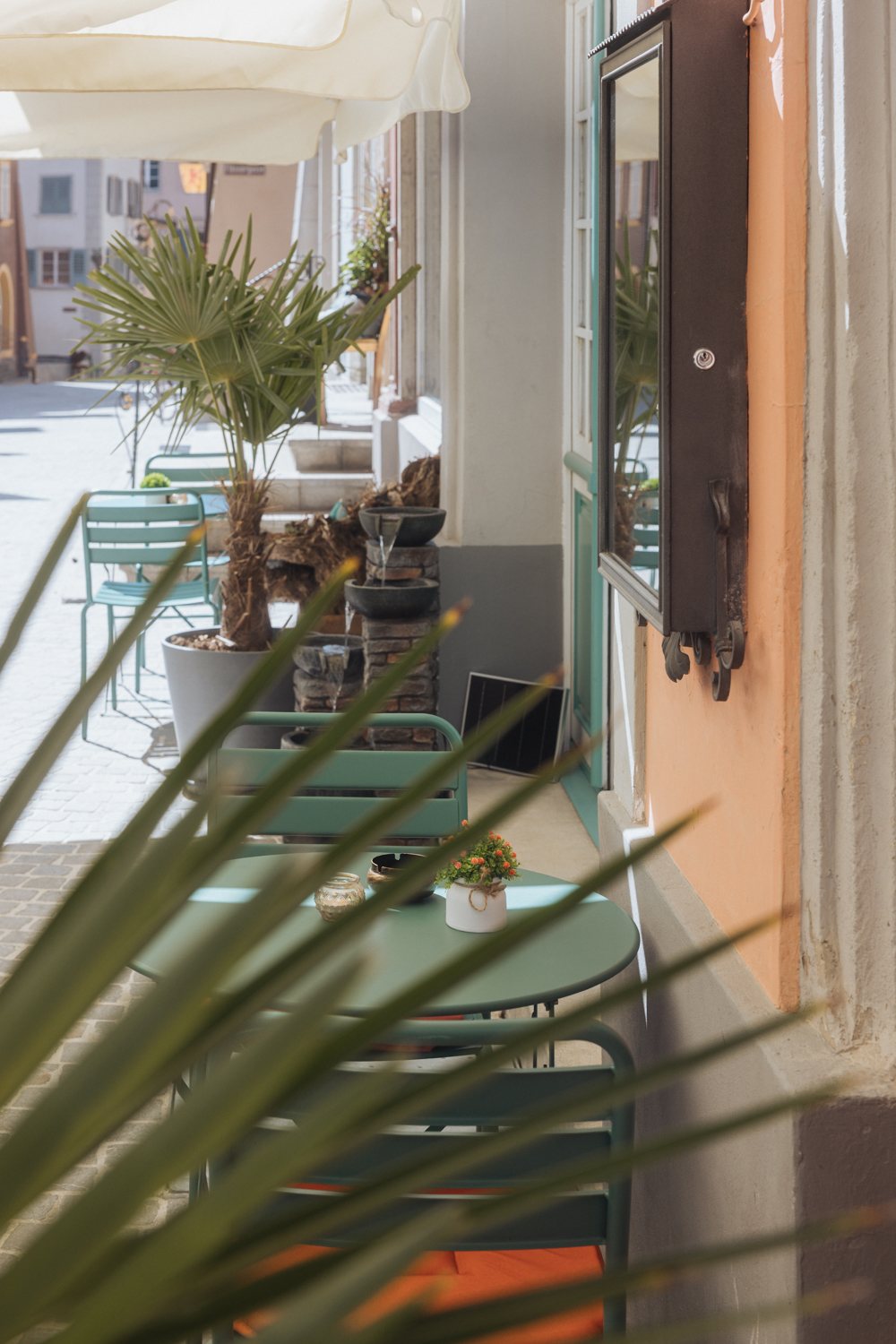 Grüne Terrassenmöbel & Altstadtgasse