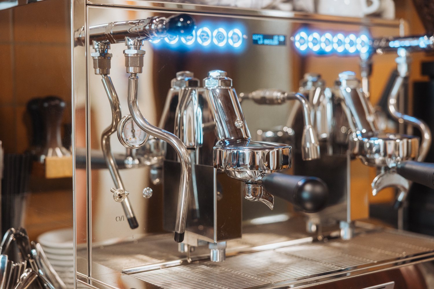 Glänzende Siebträger-Kaffeemaschine