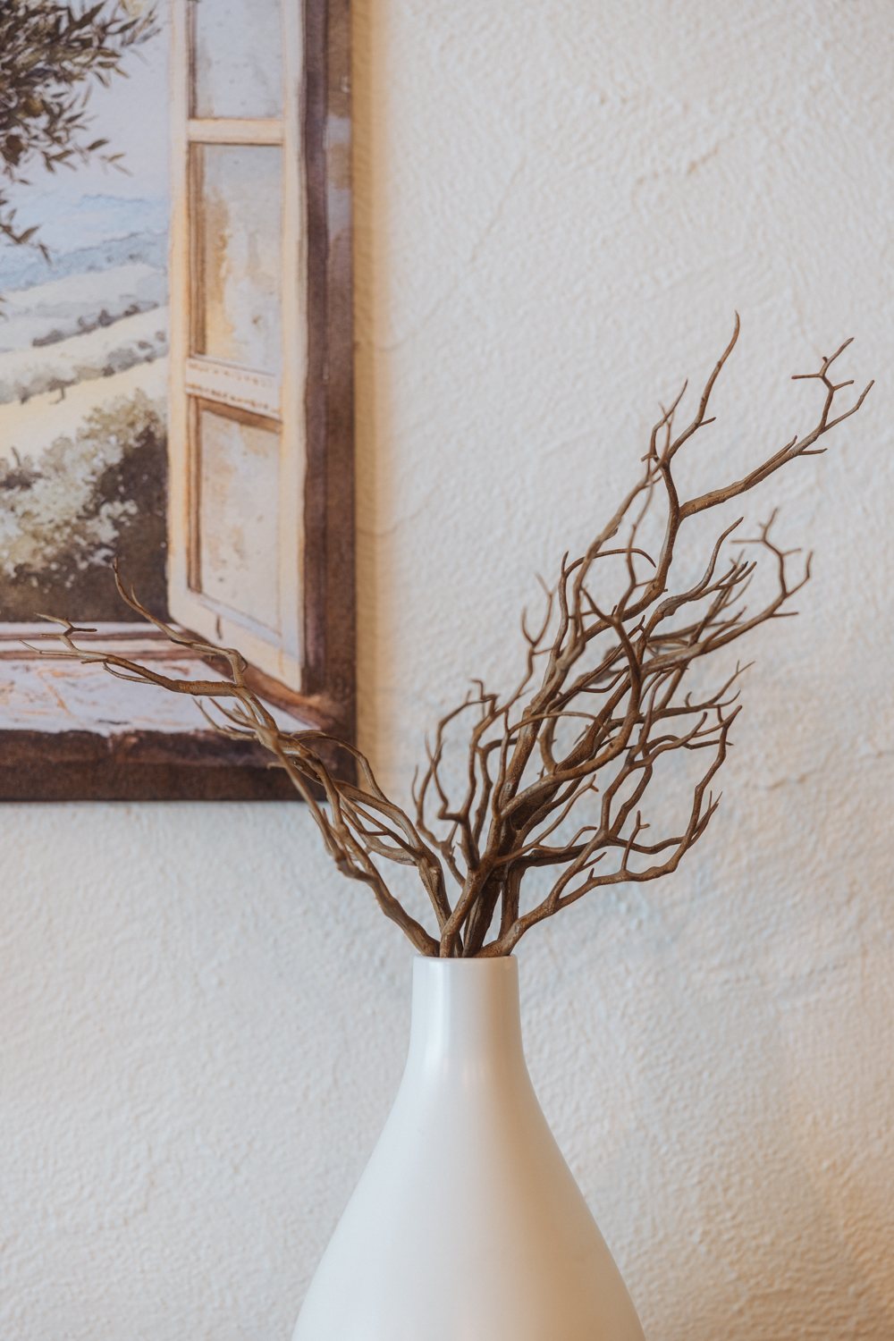 Weiße Keramikvase & Holzäste