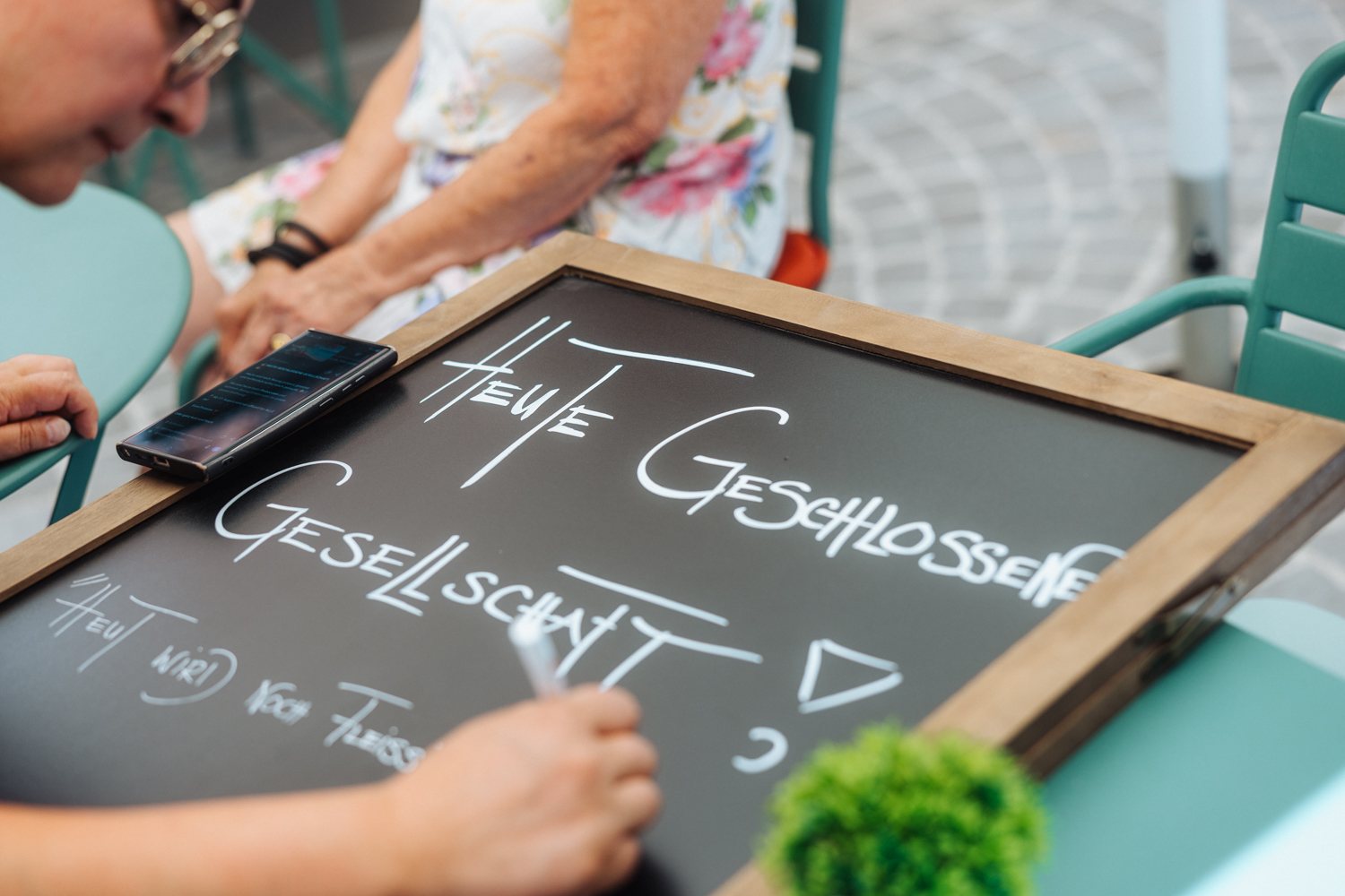 Kreidetafel 'Heute Geschlossene Gesellschaft'