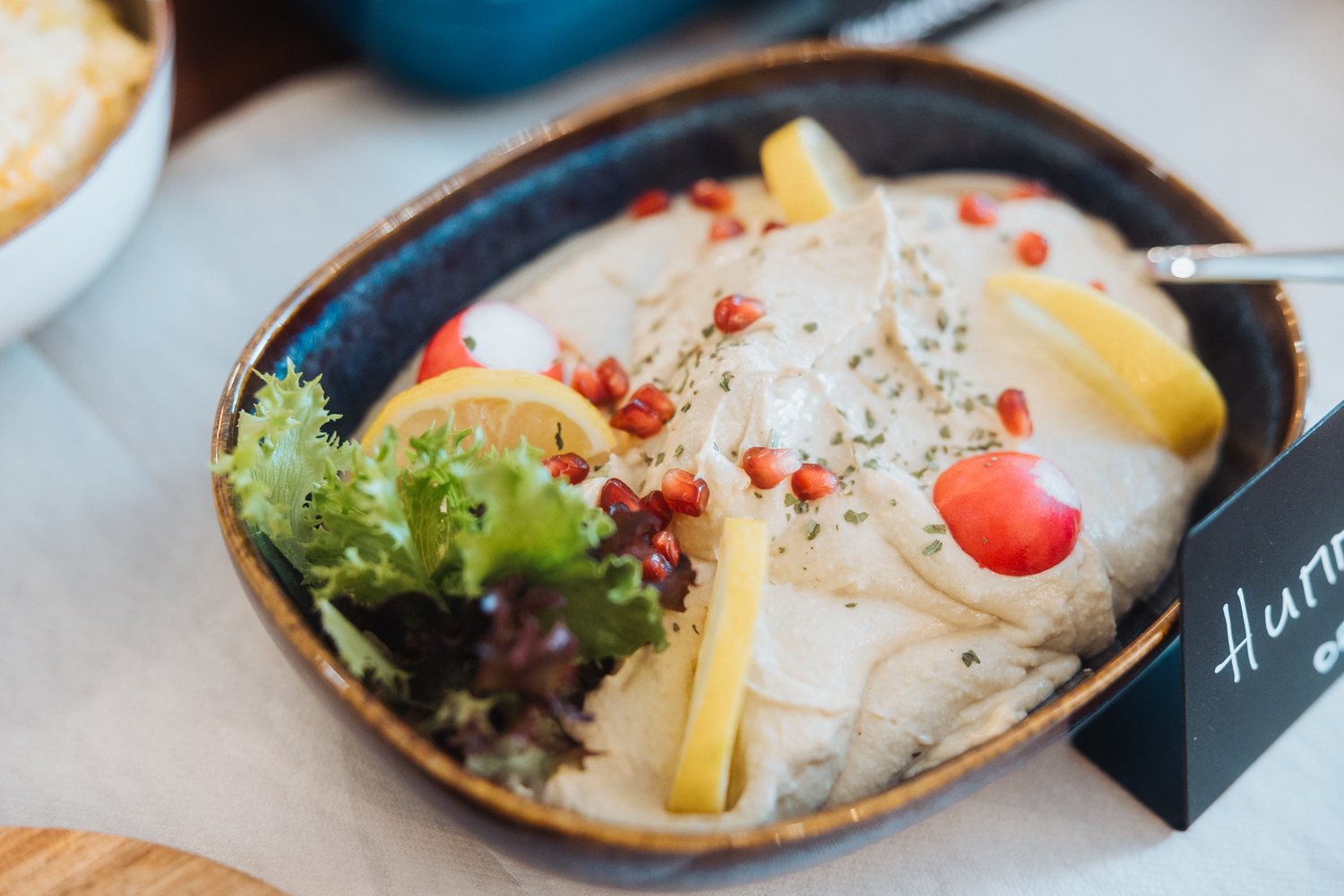 Hummus Servierplatte mit Tahini