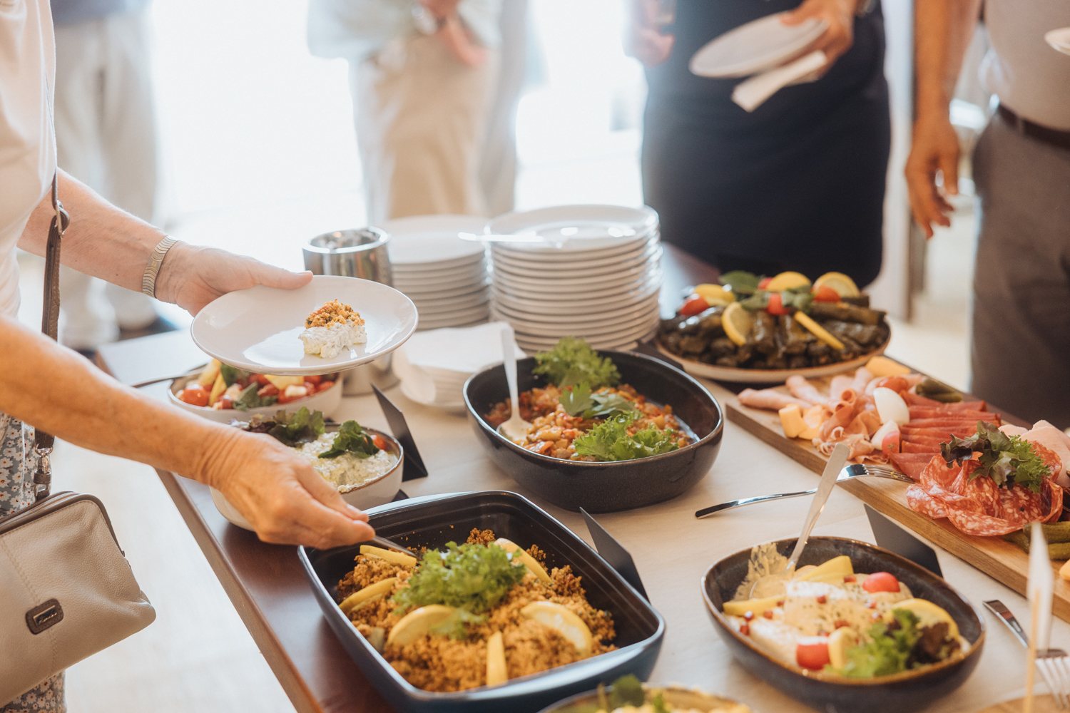 Selbstbedienung am Meze-Buffet