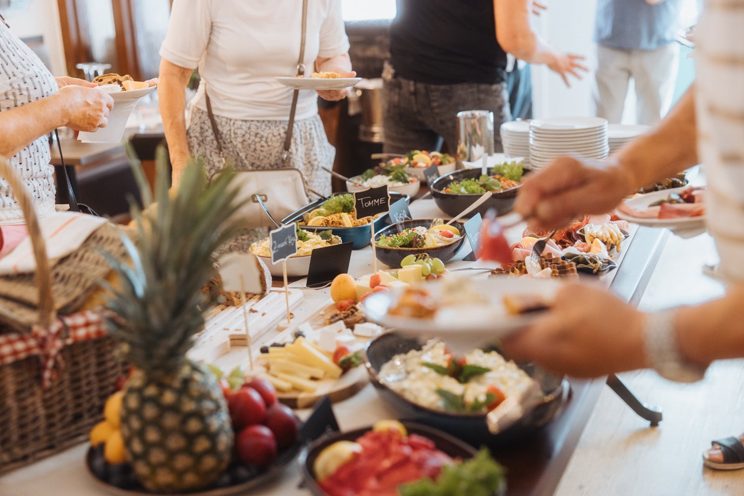 Üppige Buffet-Tafel mit Ananas & Früchten