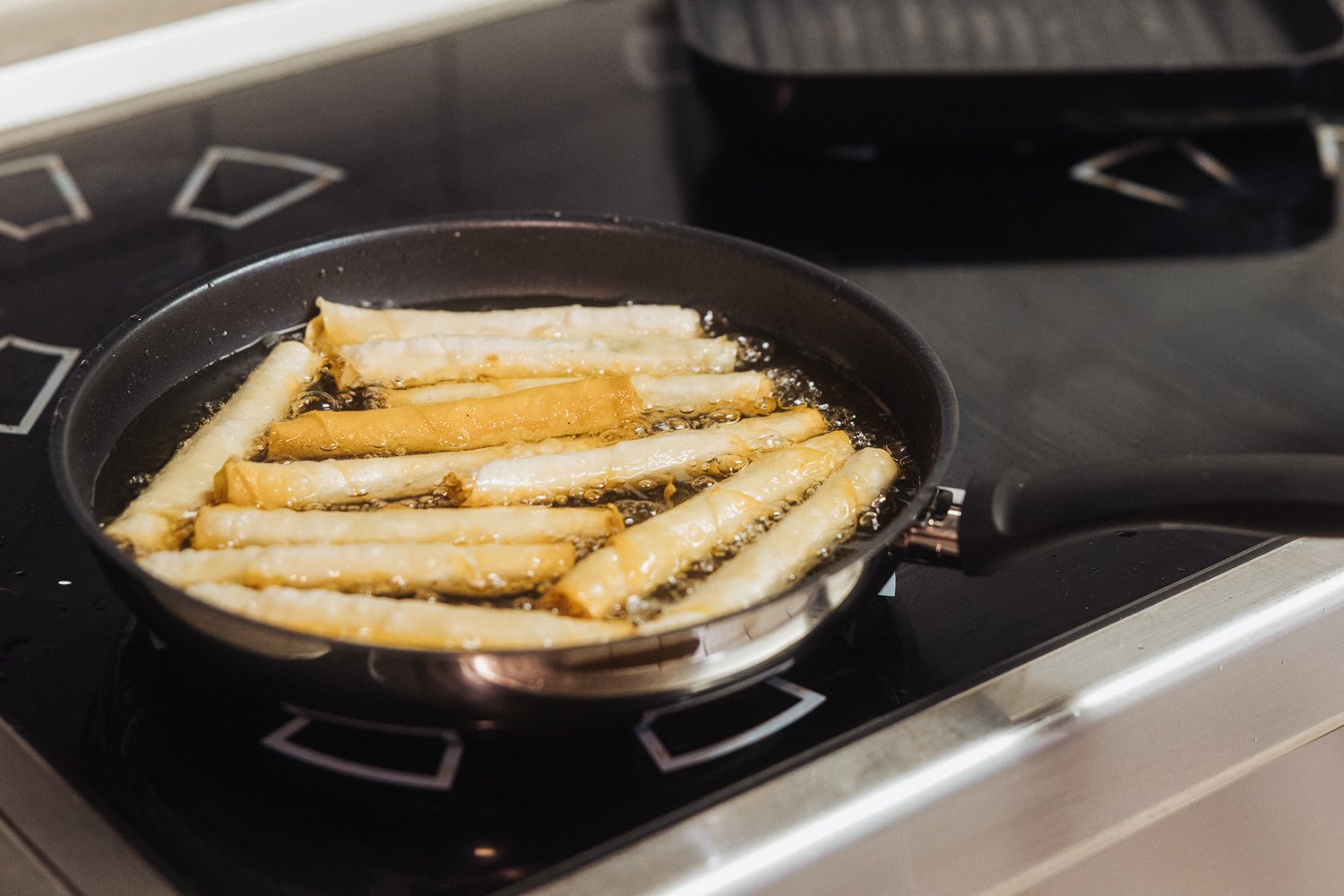Sigara Böreği Frittieren in der Pfanne