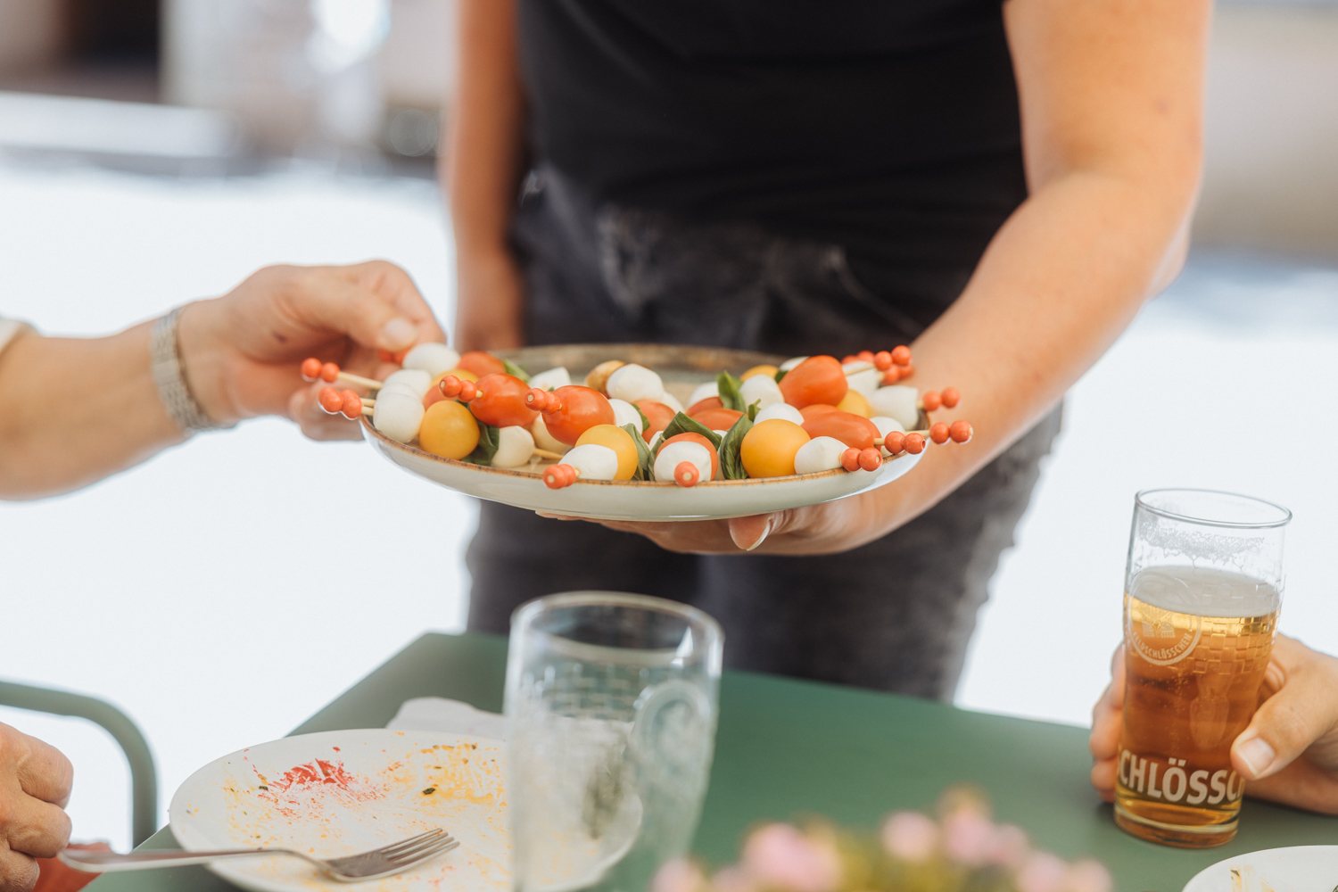 Tomaten-Mozzarella-Spiesse Servieren