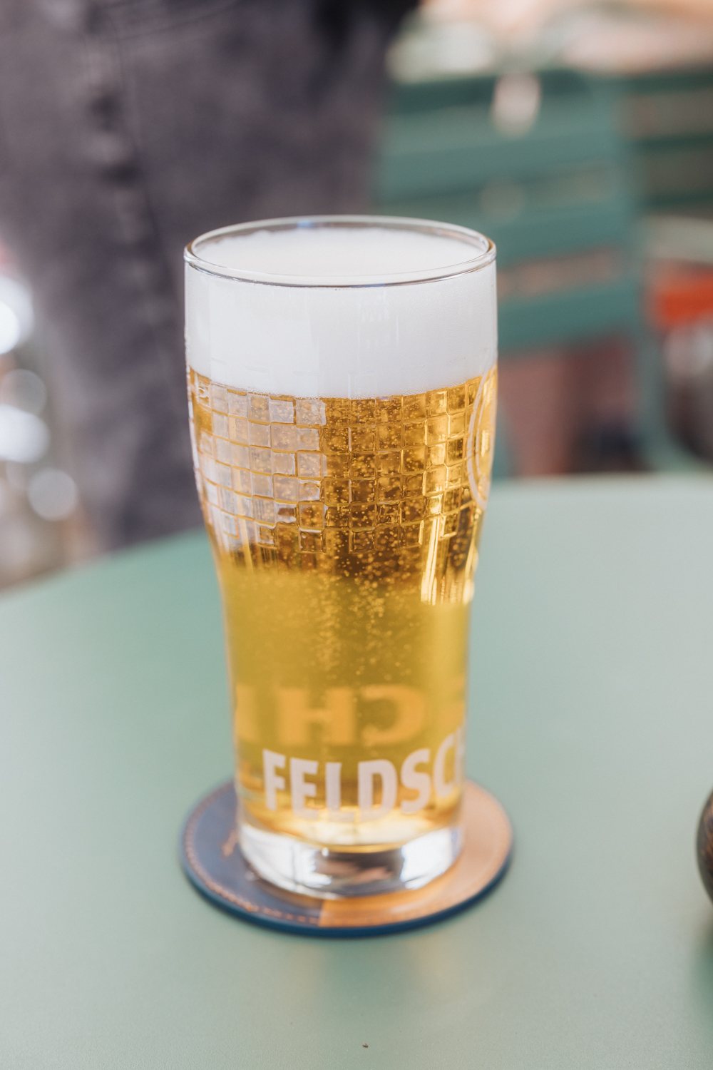 Frisches Feldschlösschen Bier im Glas