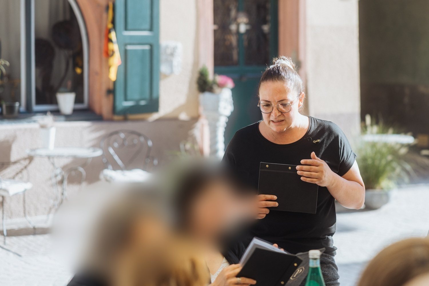 Sheri Nimmt Bestellungen Auf