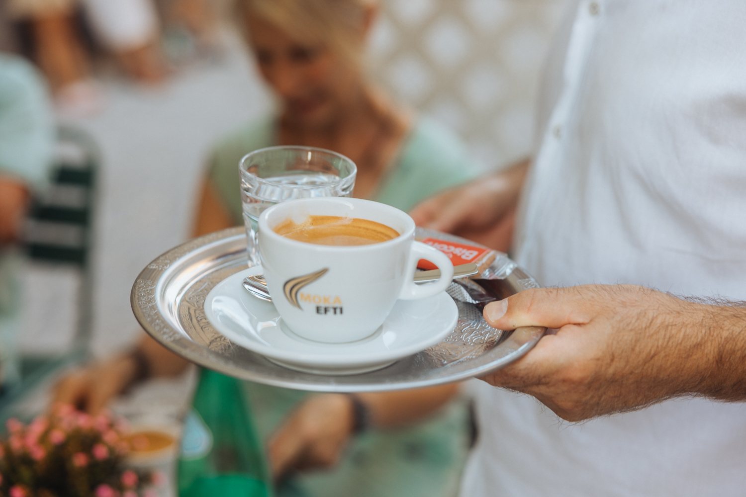 Serviertablett mit Frischem Espresso