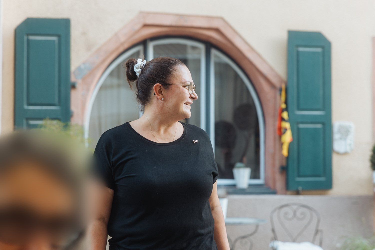 Sheri vor Grünen Fensterläden