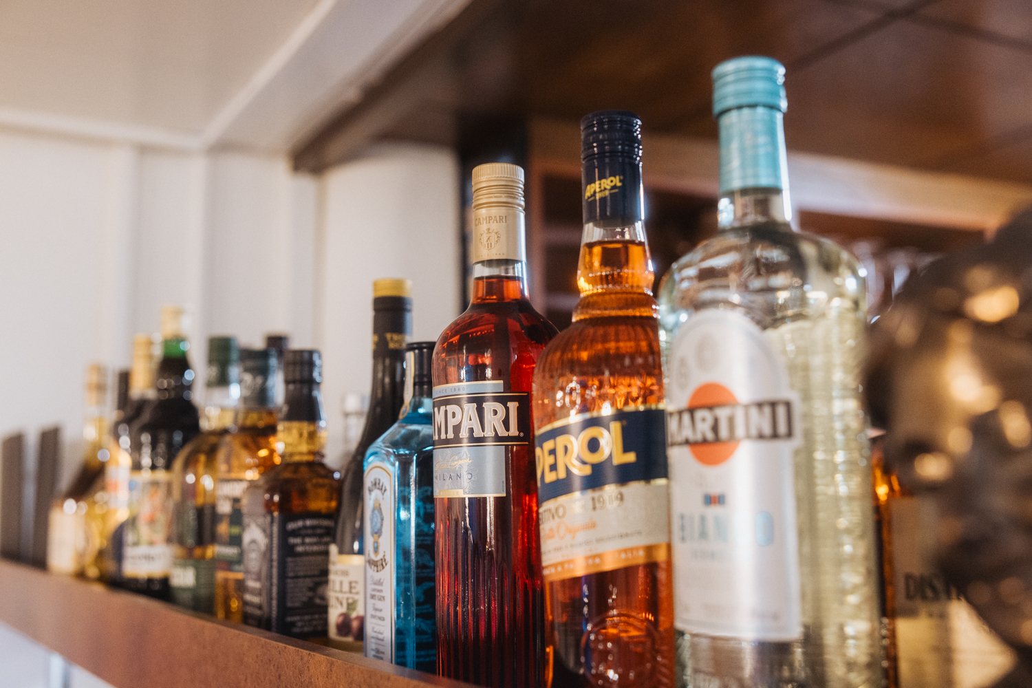 Gefüllte Bar-Regale mit Spirituosen