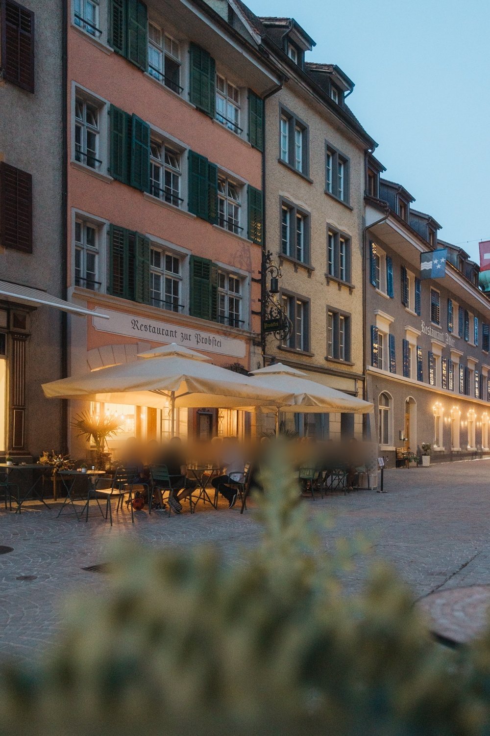 Erleuchtete Fassaden im Dämmerlicht